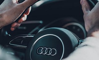 Die Täter rasten in dem gestohlenen Audi vom Hof. - Unsplash