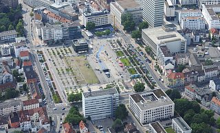 Die Polizei sucht für ihr marodes Gebäude am Kesselbrink (vorn) Ersatz. Ein Kandidat ist das Telekom-Hochhaus mit Parkhaus (hinten rechts). - Detlef Wittig