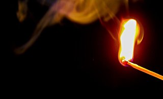 Der junge Mann gab den Beamten gegenüber zu, dass er am Samstagnachmittag zündeln wollte. Die Polizei konnte Schlimmeres verhindern. - Symbolfoto/ Pixabay