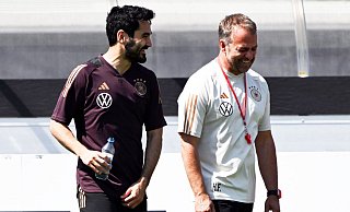 Ilkay Gündogan (l) bedankt sich bei Hansi Flick. - Federico Gambarini/dpa