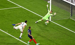 Beim Versuch vor Mbappé zu klären erzielt Mats Hummels (l) gegen Torwart Manuel Neuer ein Eigentor. - Alexander Hassenstein/Getty Pool/AP/dpa