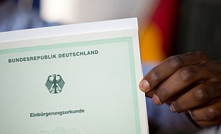 Solch eine Urkunde bekommen Eingebürgerte. - dpa