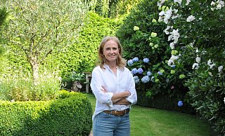 Petra Bach in ihrem Garten-Paradies im Kreis Gütersloh. Geschwungene Linien und Farbakzente in Weiß und Blau kennzeichnen die grüne Oase mitten in Steinhagen. - Frank Jasper Petra Bach in ihrem Garten-Paradies im Kreis Gütersloh. Geschwungene Linien und Farbakzente in Weiß und Blau kennzeichnen die grüne Oase mitten in Steinhagen. - Frank Jasper