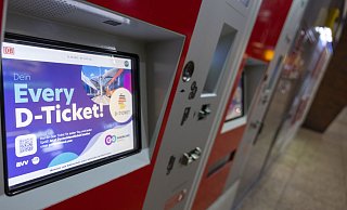 „All you can fahr!“ – so schmissig wirbt die Deutsche Bahn für das Deutschland-Ticket. In der Sozial-Variante kostet es 48 Euro, doch im Hochstift haben Berechtigte so ihre Probleme. - picture alliance/dpa