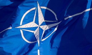 Eine Flagge der Nato. - Foto: Daniel Naupold/dpa