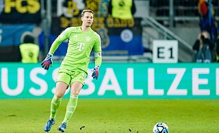 Torwart Manuel Neuer wird den EM-Ball am Mittwoch in Berlin präsentieren. - Uwe Anspach/dpa