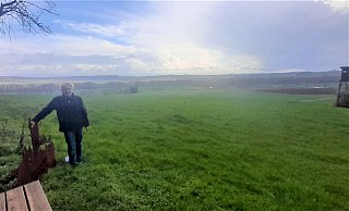 Auch bei Regen und verhangenem Himmel kann Walter Güntermann oberhalb von Ossendorf seinen Lieblingsplatz am Asselner Wald genießen. - Simone Flörke