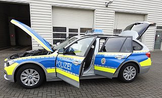 Ein Streifenwagen vom Typ BMW ist von Unbekannten in Bünde demoliert worden. - Gabriele Grund