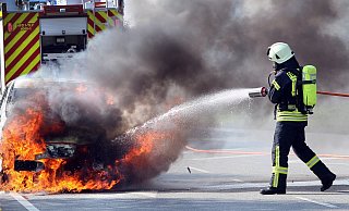 Ein Auto ist in Petershagen in Flammen aufgegangen. (Symbolbild) - Frank-Michael Kiel-Steinkamp