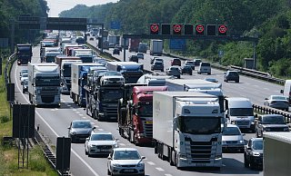  Fahrzeuge stehen im Stau auf der Autobahn 2. - picture alliance