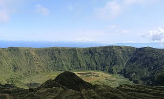 Der Krater der Caldeira in der Mitte der Insel Faial (Azoren). Er hat einen Durchmesser von zwei Kilometern. - Sophie Luchtmeier