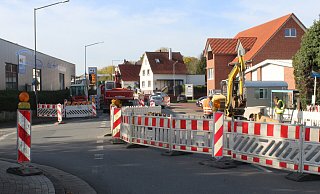 Aufgrund von Kanalarbeiten müssen Autofahrer die Baustelle umfahren. - Anastasia von Fugler