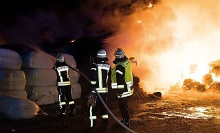 26 Stunden lang kämpften insgesamt 200 Einsatzkräfte bei dem Großbrand in Jöllenbeck gegen die Flammen. - Christian Mathiesen