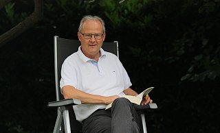 Wenn es die Zeit hergibt, dann schaltet Hubertus Grimm gerne mit einem Buch im Garten ab. Auch die Idee, selber ein weiteres Buch zu veröffentlichen, verfolgt der Bürgermeister noch. - Torsten Wegener