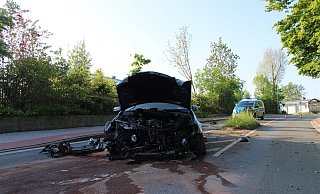 Der flüchtende Fahrer verlor die Kontrolle über sein Auto und kollidierte mit einer Grundstückseinfriedung. - Polizei Minden-Lübbecke