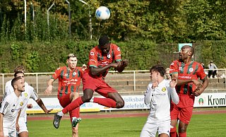 Im Derby gegen Wellensiek kommt Felix Kwarteng vom VfB Fichte Bielefeld ungehindert zum Kopfball. - Peter Unger