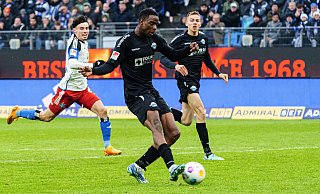 Im Hinspiel beim HSV erzielte SCP-Talent Ilyas Ansah in dieser Szene den 2:1-Siegtreffer. Der Ex-Hamburger Filip Bilbija (hinten r.) hatte zuvor das 1:1 erzielt, um später mit Rot vom Platz zu fliegen. - picture alliance