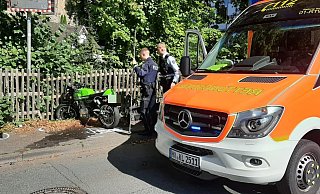 Mit dem Rettungswagen wurde der schwer verletzte Motorradfahrer ins Krankenhaus gebracht. - Dieter Scholz