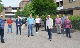 Das FDP-Team rund um den Spitzenkandidaten Rainer Kalla (4. v. r.). Es sind langjährige Kommunalpolitiker dabei. Aber auch junge Leute wollen sich für die Weiterentwicklung der Stadt einsetzen. - FDP Spenge