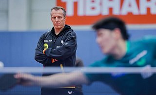 Tischtennis-Bundestrainer Jörg Roßkopf beim Training mit Nationalspieler Dang Qiu. - Rolf Vennenbernd/dpa