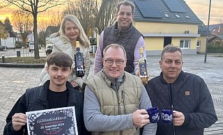 Organisatorin Nicole Bertram (hinten v. l.) lädt gemeinsam mit Christian Griffig sowie Marc Biermann (vorne v. l.), Volker Ziegenbruch und Christian Schwiontek zum Glühweinabend auf den Blücherplatz ein. - Jan-Henrik Gerdener