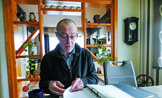 Blättern in einem alten Ordner: Hier hat Michael Schnetzer die erste Satzung des SV Spradow aus dem Vereins-Gründungsjahr 1970 aufbewahrt. - Thorsten Mailänder