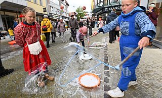 Linea und Henry sind zwar auch als Hänsel und Gretel unterwegs – große Seifenblasen machen, das können sie aber außerdem. - Thomas Kube