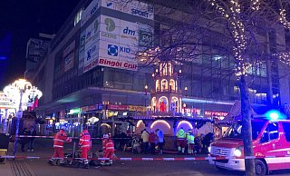 Einsatzkräfte von Rettungsdiensten und Feuerwehr sind im Einsatz auf dem Weihnachtsmarkt in Magdeburg. - Dörthe Hein/dpa-Zentralbild/dpa