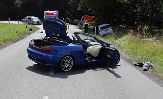 Bei einem Unfall auf der L825 bei Brakel-Bellersen wurden vier Menschen verletzt. - Polizei Höxter