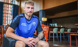 SCP-Neuzugang Felix Platte gönnt sich in der Bar des Teamhotels im niederländischen Garderen eine kleine Pause. - Sarah Jonek