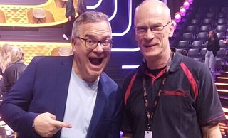 Uwe Pahlkötter aus Steinhagen (r.) unterstützt Moderator Elton in dessen neuer RTL-Show "Eltons 12". - Pahlkötter