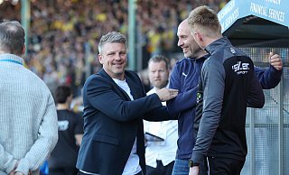 Wer wird die Nachfolge von Lukas Kwasniok (links) beim SC Paderborn antreten? Ein möglicher Kandidat ist Daniel Scherning (2. v. r.), aktuell noch Trainer von Eintracht Braunschweig. - picture alliance / Foto Huebner