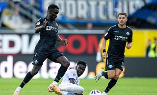 Paderborns Sirlord Conteh (l.) und Osnabrücks Maxwell Gyamfi kämpfen um den Ball. - David Inderlied/dpa