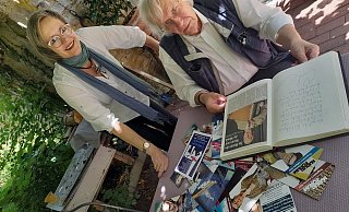 Lena Volmert und Michael Schwarzwald blättern im Gästebuch, das die Altstädterin als besonderes Erinnerungsstück pflegte und pflegt. - Simone Flörke