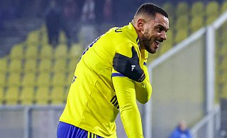 31. Januar 2025: Im Spiel des SC Cambuur Leeuwarden gegen Telstar Velsen hält sich Jeredy Hilterman die verletzte Schulter. - IMAGO/Orange Pictures
