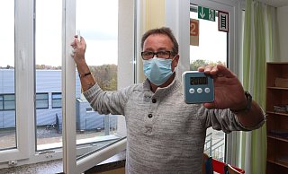 Ralf Wieghardt, Hausmeister des Schulzentrums, hat einen Timer in der Hand. Er ist auf 20 Minuten eingestellt, damit das Lüften nicht vergessen wird. - Dirk Windmöller