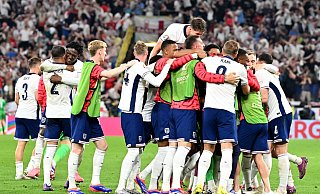 Englands Spieler bejubeln das Tor zum 2:1. - Bernd Thissen/dpa