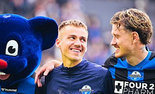 SCP-Verteidiger Calvin Brackelmann (r.) feiert nach Spielschluss mit seinem Teamkollegen Filip Bilbija, dem er in der 50. Minute das 1:0 aufgelegt hatte. - Besim Mazhiqi SCP-Verteidiger Calvin Brackelmann (r.) feiert nach Spielschluss mit seinem Teamkollegen Filip Bilbija, dem er in der 50. Minute das 1:0 aufgelegt hatte. - Besim Mazhiqi