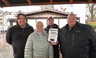 Zum letzten Mal stehen Malte Westerbarkey (Roggis Glühweinstübchen, links) und die von der Familie Claudia, Paul und Manfred Menzel betriebene "Stüker's Bratwurstbude" gemeinsam vor der Martin-Luther-Kirche. - sport/presse/foto Dünhölter