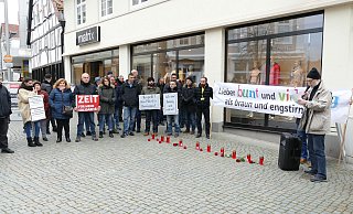 Mahnwache: Einige Bürger zeigten ihre Plakate und Schilder gegen den rechten Hass und ihre Parolen - Thorsten Mailänder