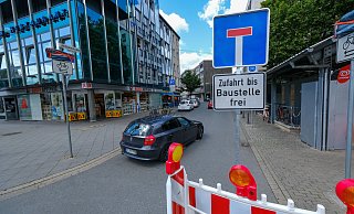 Seit Montag ist an vielen Stellen gesperrt. Aber das ist noch nicht alles. - Foto: Andreas Zobe/NW