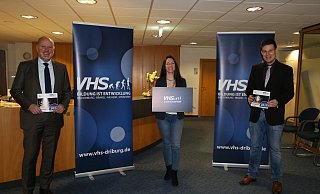 Der Vorsitzende der Verbandsversammlung, Johannes Schlütz (v. l.), VHS-Leiterin Janine Brigant-Loke und Verbandsvorsteher Michael Scholle freuen sich auf die Zusammenarbeit. - Volkshochschul-Zweckverband