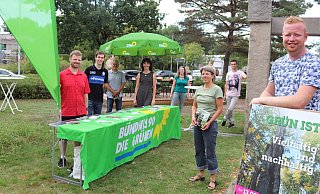 Viele Grüne kommen zur Vorstellung des Wahlprogramms, weil viele aktiv daran mitgewirkt haben. V.l. Patrick Schweinforth, Henri Lindner, Bruno Reinke, Gesche Fuhrmann, Kathrin Röllke, Heike Boeckhaus, Jens Oppitz und Bürgermeisterkandidat Philipp Ashton. - Sigurd Gringel