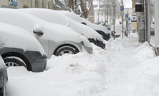 Vielerorts tragen die Autos weiße Scheehauben, weil sie seit Beginn des Schneefalls nicht bewegt wurden. - Ralf Bittner