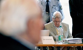 Dem angeklagten SS-Wachmann Reinhold Hanning wird vorgeworfen, in Auschwitz Beihilfe zum Mord in 170 000 Fällen verübt zu haben. - dpa