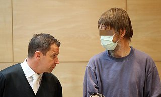 Der mutmaßliche Mörder Ulf T. sitzt mit seinem Verteidiger Torsten Gieseke auf der Anklagebank. - Wolfgang Rudolf