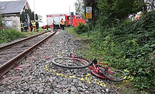 Das Fahrrad der Schülerin liegt im Gleisbett, die Bahn hatte sie frontal erfasst. - Andreas Eickhoff