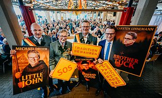 Die Hauptrollen im von Kämper-Hauptmann Fabian Pantke (v. l.) geschriebenen Puppentheater „Robin Hood und die Männer von Sherwood Forest“ spielen Bürgermeister Michael Dreier als hilfesuchender „Little John“ Oberst Bernd Zengerling als traditionsbewahrender „Robernd Hood“ und CDU-Generalsekretär Carsten Linnemann als „asketischer Bruder Tuck“. - Besim Mazhiqi