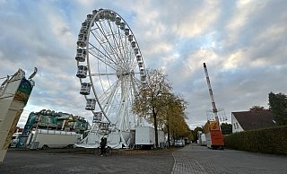 Die Aufbauarbeiten laufen: Drei Tage lang wird bei Pollhans in Schloß Holte-Stukenbrock im Kreis Gütersloh gefeiert, gebummelt und geschlemmt. - Anna-Lena Hinder