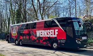 Der Bus der Leverkusener steht geparkt vor dem Hotel am Bielefelder Johannisberg. - Paul Brinkmann